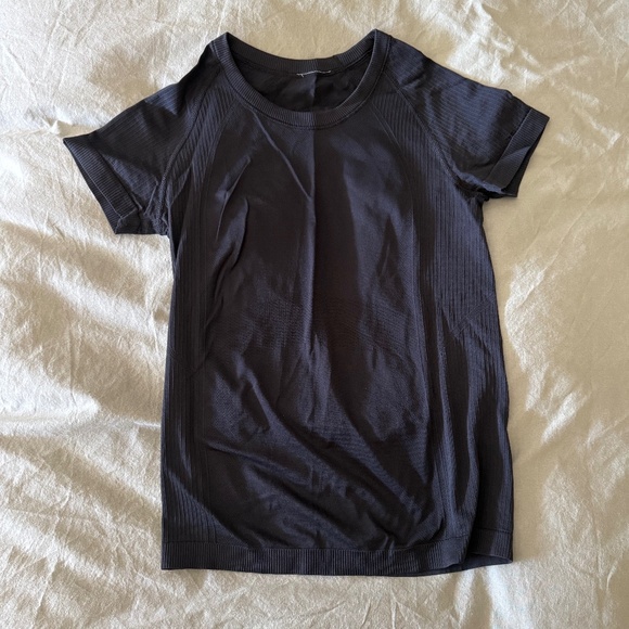 Old Navy Fluid Seamless Fitted Black T-Shirt - Picture 2 of 4